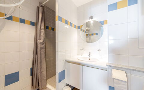 Bredene 300: Spiegel, Zapfhahn, Armatur, Eigentum, Sinken, Bad Sink, Badezimmer, Interior Design, Gebäude, Flooring