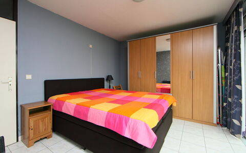 Bredene 301: Schlafzimmer, Zimmer, Bett, Möbel, Eigentum, Bettdecke, Interior Design, Bedding, Gebäude, Bettrahmen