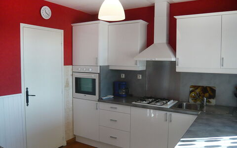 Roumagnac: Zimmer, Küche, Cabinetry, Möbel, Countertop, Eigentum, Interior Design, Schrank, Herd, Gebäude