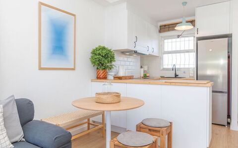 Residencial Gran Sol: Möbel, Interior Design, Flooring, Fussboden, Holz, Zimmer, Stuhl, Decke, Tabelle, Küche
