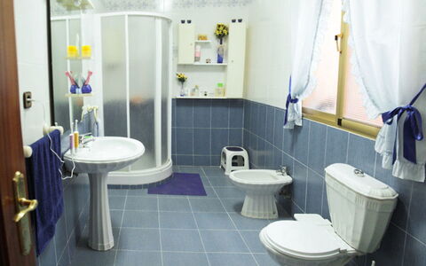 Finca la Poza: Spiegel, Armatur, Sinken, Gebäude, Zapfhahn, Lila, Badezimmer, Bad Sink, Interior Design, Fussboden