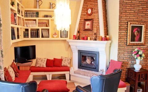 Finca la Poza: Bilderrahmen, Möbel, Eigentum, Orange, Interior Design, Stuhl, Wohnzimmer, Beleuchtung, Holz, Couch