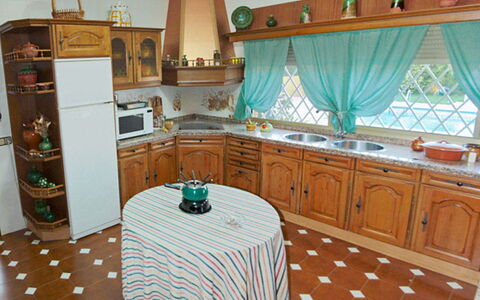 Finca la Poza: Cabinetry, Countertop, Möbel, Eigentum, Zimmerpflanze, Schublade, Holz, Küche, Interior Design, Beleuchtung