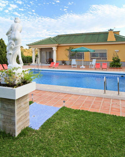 Finca la Poza: Wolke, Pflanze, Himmel, Wasser, Azurblau, Gras, Skulptur, Freizeit, Statue, Schwimmbad