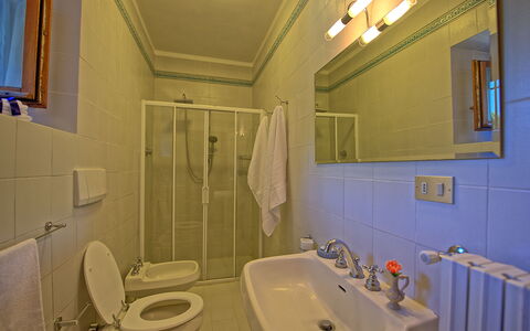 Villa Crispinino: Badezimmer, Zimmer, Eigentum, Toilette, Armatur, Wand, Bad Zubehör, Bad Sink, Interior Design, Gebäude