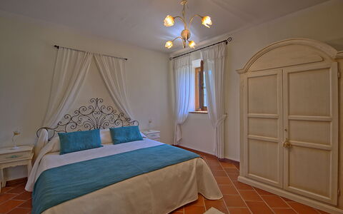 Villa Crispinino: Schlafzimmer, Bett, Zimmer, Eigentum, Möbel, Bettdecke, Bettrahmen, Interior Design, Fussboden, Wand