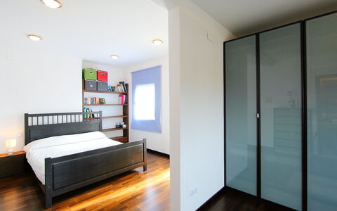 Dirk: Zimmer, Möbel, Schlafzimmer, Interior Design, Eigentum, Bett, Fussboden, Decke, Gebäude, Holzboden