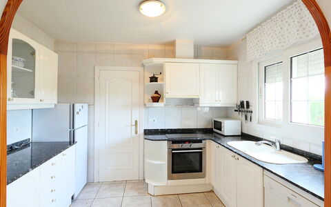 Dirk: Eigentum, Zimmer, Küche, Cabinetry, Möbel, Countertop, Gebäude, Interior Design, Haus, Decke