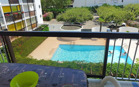 Les Terrasses du Ponant: Eigentum, Hinterhof, Gras, Garten, Die Architektur, Tabelle, Freizeit, Hof, Haus, Landscaping