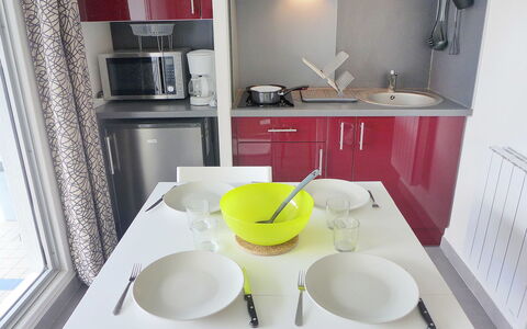 Les Terrasses du Ponant: Zimmer, Eigentum, Sinken, Badezimmer, Interior Design, Countertop, Gelb, Möbel, Küche, Haus