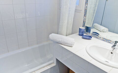 La Boisseliere: Badezimmer, Fliese, Zapfhahn, Eigentum, Zimmer, Wand, Bad Zubehör, Badewanne, Bad Sink, Armatur