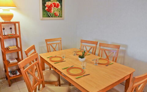 La Boisseliere: Zimmer, Möbel, Tabelle, Esszimmer, Orange, Eigentum, Interior Design, Küche & Esszimmer Tisch, Stuhl, Haus