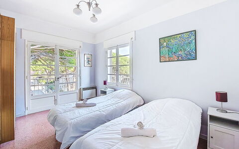 Les Trois a: Schlafzimmer, Bett, Bettdecke, Bedding, Interior Design, Fussboden, Decke, Zuhause, Möbel, Bettrahmen