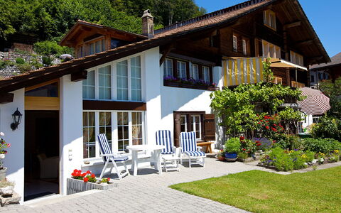 Am Brienzersee: Pflanze, Gebäude, Eigentum, Fenster, Himmel, Haus, Baum, Grundstueck, Hütte, Holz