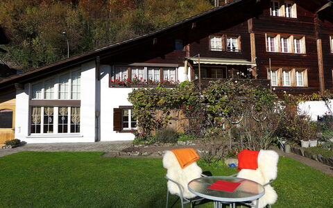 Am Brienzersee: Gebäude, Pflanze, Eigentum, Fenster, Möbel, Haus, Stuhl, Baum, Die Architektur, Gras