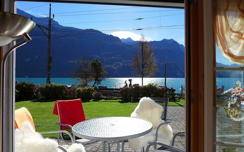 Am Brienzersee: Himmel, Eigentum, Möbel, Wasser, Fenster, Pflanze, Berg, Licht, Natur, Tabelle