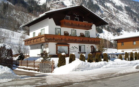 Charlotte 50604-002146-2020: Berg, Schnee, Gebäude, Fenster, Himmel, Steigung, Haus, Grundeigentum, Geologisches Phänomen, Gebirge
