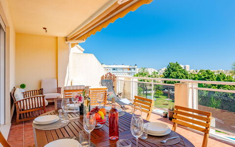 Los Sauces: Wohnung, Balkon, Stuhl, Gartenmöbel, Eigentumswohnung, Schatten, Resort, Terrasse, Küche & Esszimmer Tisch, Holzbeize