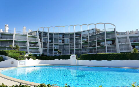 Les Belles Plages: Wasser, Himmel, Pflanze, Gebäude, Eigentum, Schwimmbad, Azurblau, Die Architektur, Gewässer