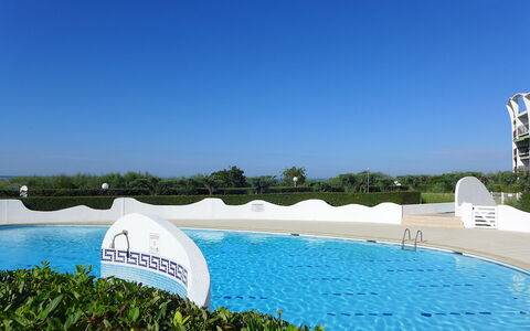 Les Belles Plages: Wasser, Himmel, Pflanze, Azurblau, Schatten, Schwimmbad, Rechteck, Natürliche Landschaft, Freizeit, Gartenmöbel
