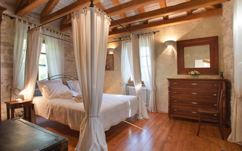 Gelci: Bett, Zimmer, Möbel, Schlafzimmer, Eigentum, Himmelbett, Interior Design, Gebäude, Suite, Decke