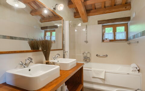 Gelci: Armatur, Badezimmer, Interior Design, Bad Sink, Sinken, Flooring, Holz, Zapfhahn, Decke, Fussboden