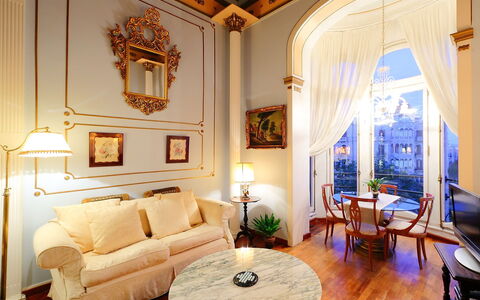 Plaza de Catalunya - Pso. de Gracia: Zimmer, Interior Design, Möbel, Eigentum, Wohnzimmer, Gebäude, Decke, Haus, Grundeigentum, Die Architektur