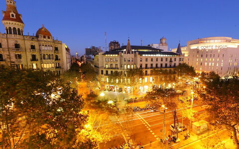 Plaza de Catalunya - Pso. de Gracia: Wahrzeichen, Stadt, Himmel, \Stadt, Nacht, Stadtgebiet, Menschliche Siedlung, Die Architektur, Gebäude, Baum