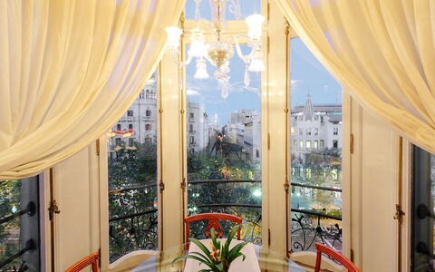 Plaza de Catalunya - Pso. de Gracia: Vorhang, Eigentum, Interior Design, Zimmer, Fensterbehandlung, Gebäude, Grundeigentum, Textil, Fenster, Decke