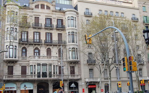 Plaza de Catalunya - Pso. de Gracia: Gebäude, Die Architektur, Nachbarschaft, Wahrzeichen, \Stadt, Stadt, Mischnutzung, Fassade, Stadtgebiet, Menschliche Siedlung