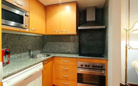Plaza de Catalunya - Pso. de Gracia: Countertop, Eigentum, Zimmer, Cabinetry, Küche, Möbel, Gelb, Interior Design, Gebäude, Fliese