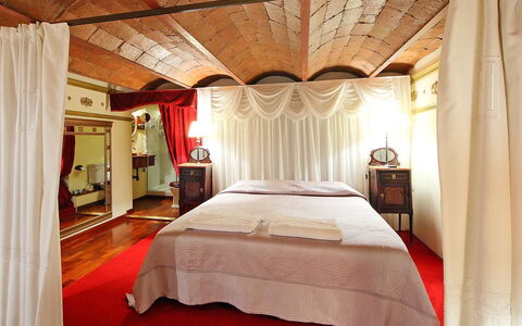 Plaza de Catalunya - Pso. de Gracia: Schlafzimmer, Bett, Zimmer, Möbel, Eigentum, Himmelbett, Interior Design, Decke, Bettdecke, Bettrahmen