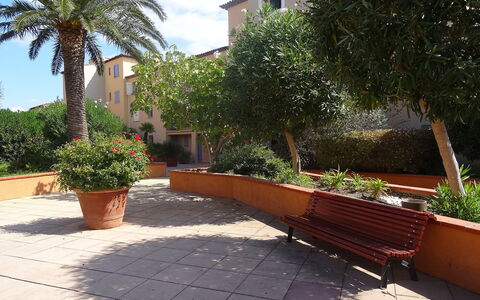 L'Annonciade: Strauch, Wohngebiet, Garten, Schatten, Hazienda, Landscaping, Garten, Walkway, Hof