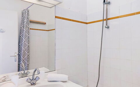 L'Annonciade: Armatur, Flooring, Interior Design, Badezimmer, Fussboden, Installation, Zapfhahn, Sinken, Zimmer, Dusche