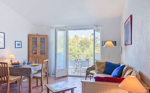 L'Annonciade: Möbel, Stuhl, Tabelle, Interior Design, Küche & Esszimmer Tisch, Wohnung, Zimmerpflanze, Kaffetisch, Schatten, Esszimmer