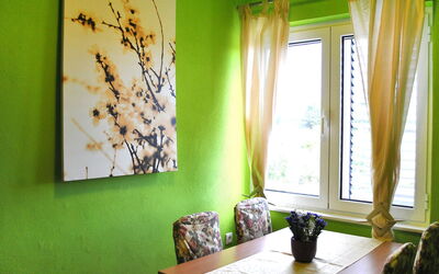 Geneko 113.4: Grün, Zimmer, Interior Design, Eigentum, Vorhang, Möbel, Fensterbehandlung, Wohnzimmer, Fensterabdeckung, Textil