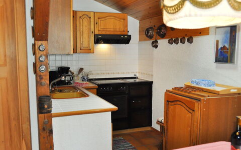 Himmulriich: Zimmer, Countertop, Küche, Eigentum, Möbel, Cabinetry, Gebäude, Haus, Herd, Interior Design