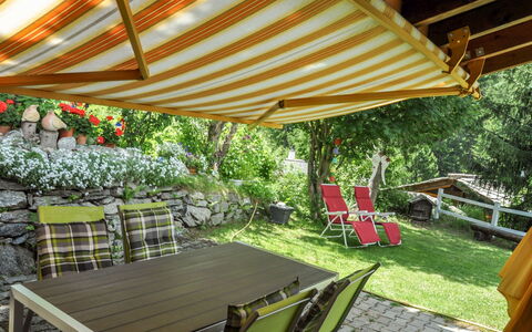 Himmulriich: Pflanze, Möbel, Eigentum, Tabelle, Stuhl, Schatten, Tisch Im Freien, Gebäude, Gartenmöbel, Freizeit