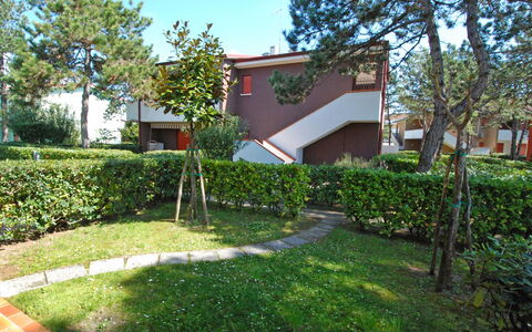 Villaggio Azzurro: Pflanze, Himmel, Gebäude, Baum, Fenster, Strassenbelag, Gras, Grundstueck, Schatten, Urban Design