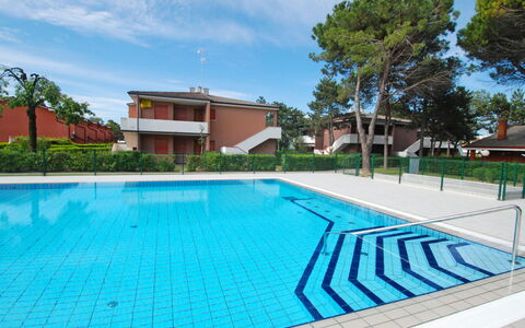 Villaggio Azzurro: Wasser, Himmel, Pflanze, Wolke, Eigentum, Gebäude, Schwimmbad, Möbel, Stuhl, Azurblau
