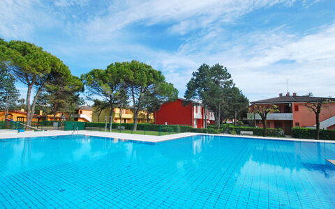 Villaggio Azzurro: Wasser, Himmel, Wolke, Pflanze, Eigentum, Schwimmbad, Blau, Baum, Gebäude, Gewässer