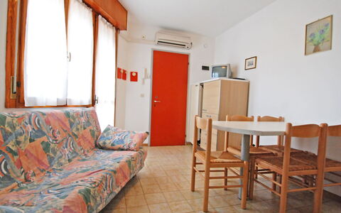 Bibione 320: Möbel, Tabelle, Eigentum, Bilderrahmen, Holz, Beleuchtung, Orange, Interior Design, Komfort, Fussboden
