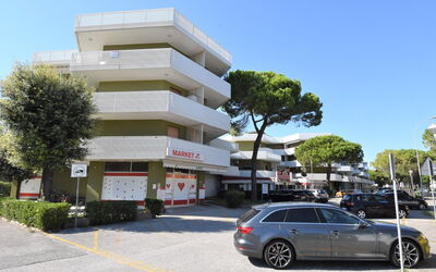 Bibione 320: Rad, Himmel, Auto, Fahrzeug, Gebäude, Eigentum, Pflanze, Kraftfahrzeug