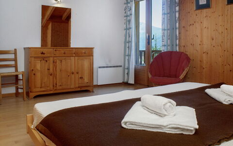 Verbier 390: Möbel, Interior Design, Holz, Fussboden, Flooring, Zimmer, Decke, Bett, Schlafzimmer, Tabelle