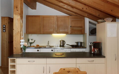 Verbier 390: Möbel, Küche, Holz, Interior Design, Countertop, Decke, Cabinetry, Flooring, Küchengerät, Fussboden