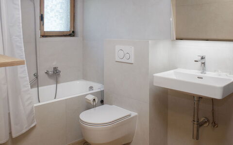 Verbier 390: Badezimmer, Armatur, Toilleten Sitz, Toilette, Wand, Flooring, Interior Design, Fussboden, Sinken, Zapfhahn