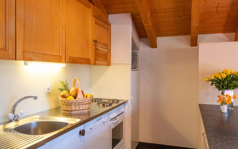 Verbier 390: Spüle, Cabinetry, Eigentum, Countertop, Sinken, Gebäude, Weiss, Zapfhahn, Küche, Beleuchtung
