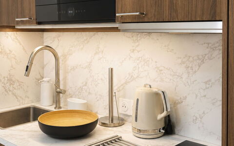 Résidence du Golf: Countertop, Cabinetry, Interior Design, Küche, Küchengerät, Möbel, Flooring, Geschirr, Fussboden, Haushaltsgerät