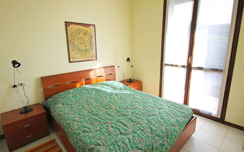 Monvalle 200: Schlafzimmer, Bett, Zimmer, Möbel, Bettdecke, Eigentum, Bettrahmen, Fussboden, Bedding, Matratze