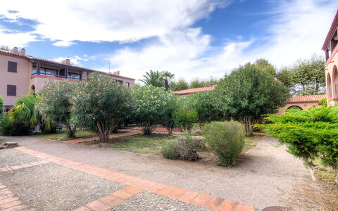 Saint Cyprien 160: Strauch, Garten, Hazienda, Landscaping, Estate, Garten, Rasen, Hof, Walkway